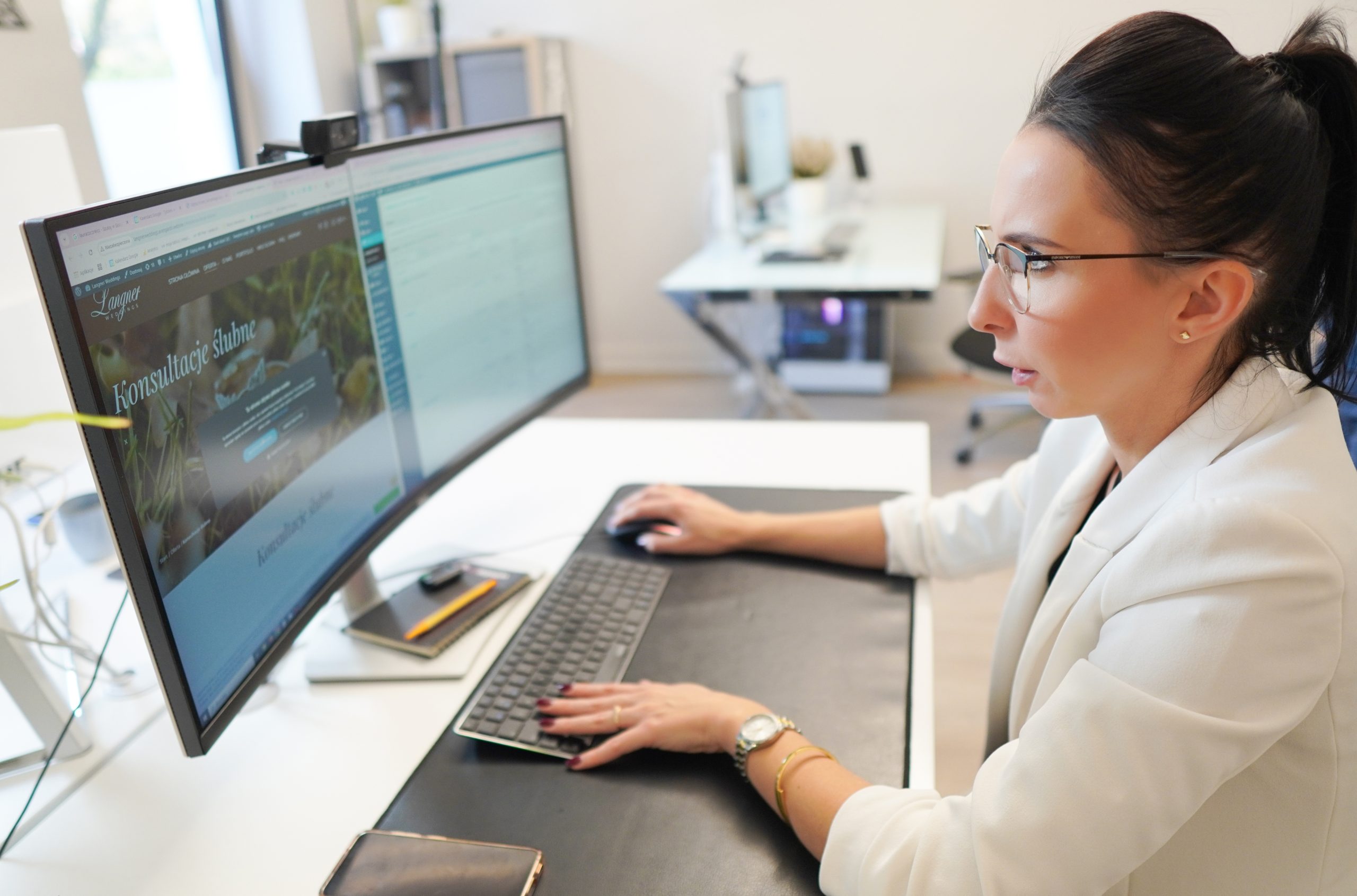 SEO copywriter zajmuje sie pisaniem tekstów, które poprawiają pozycję strony w wynikach wyszukiwania