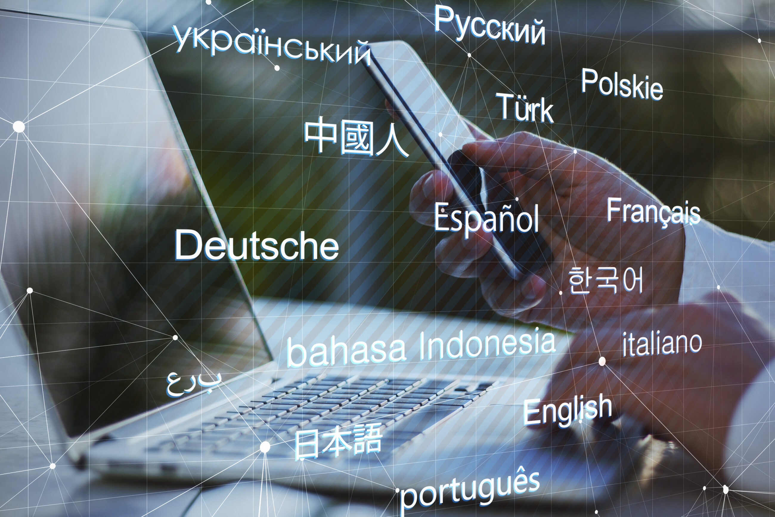 Interfejs laptopa i smartfona z nakładką wielu języków, symbolizujący tworzenie wielojęzycznych stron WordPress i pracę z tłumaczeniami.