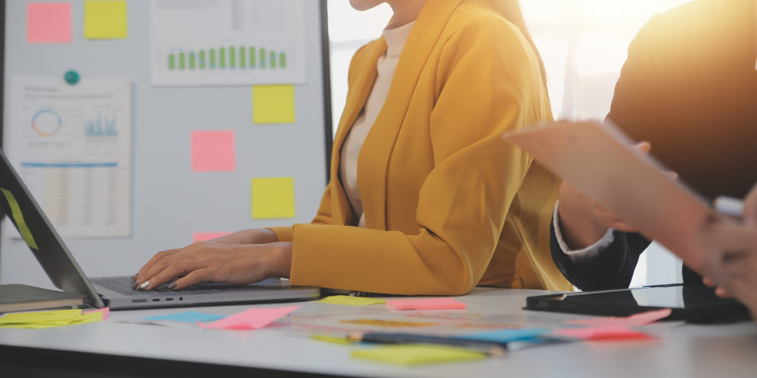 Grafika ilustruje etapowy model współpracy przy tworzeniu i rozwoju strony internetowej, obejmujący analizę, projekt, wdrożenie oraz dalszą optymalizację w oparciu o cele biznesowe.