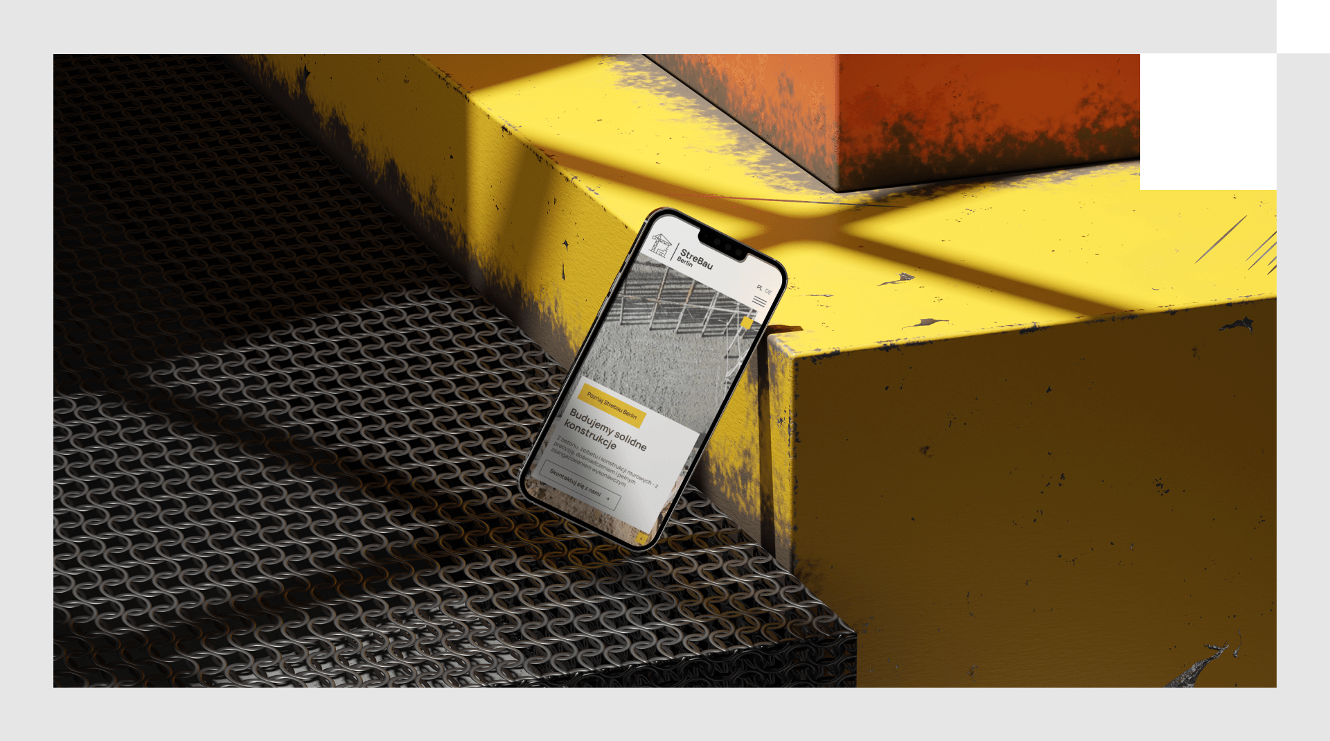 Smartfon prezentujący responsywny widok strony internetowej STREBAU dla firmy budowlanej w Berlinie, dostosowany do przeglądania na urządzeniach mobilnych.