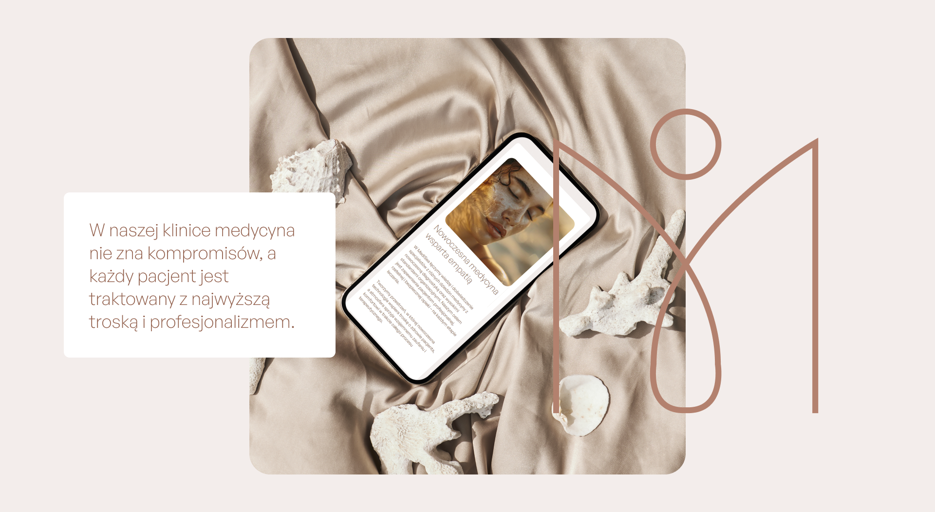 Strona kliniki Medisea na ekranie telefonu leżącego na jedwabiu wśród muszli, z hasłem o medycynie traktującej pacjenta z troską i profesjonalizmem.